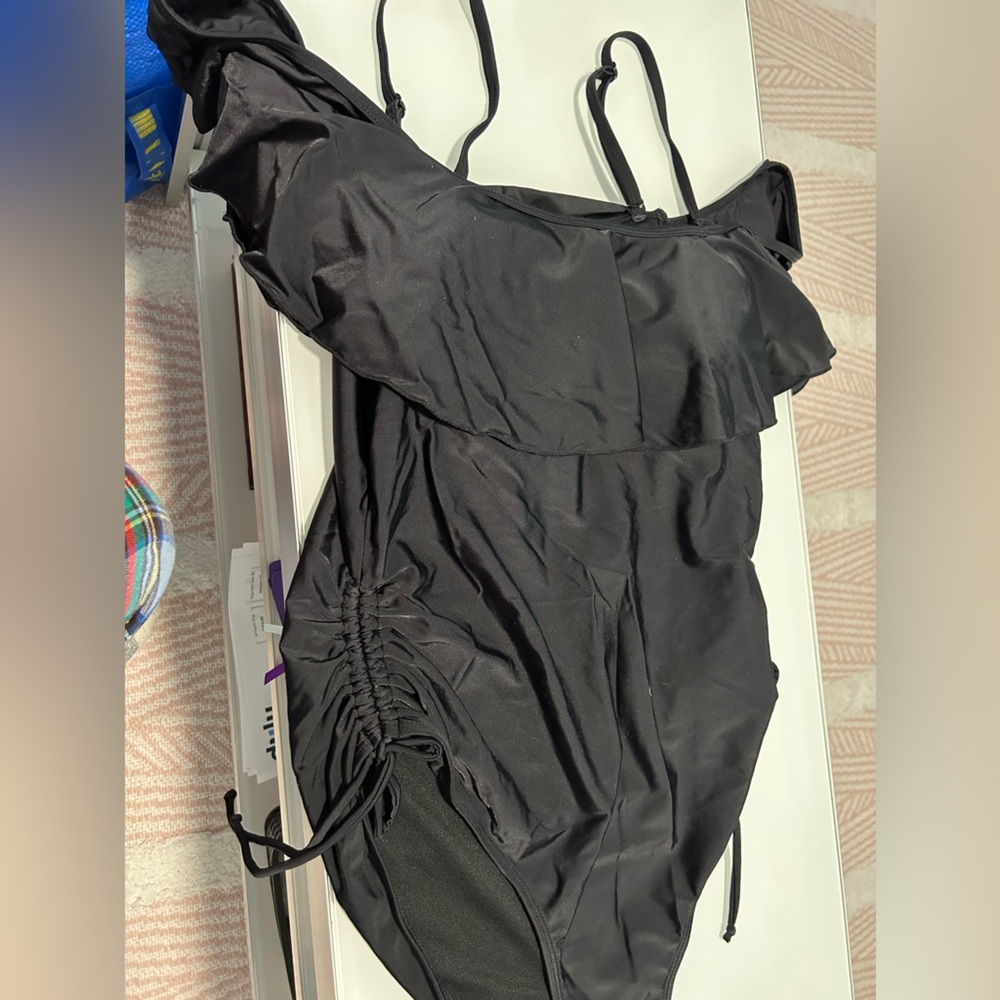 Black ruffle swimsuit size xl